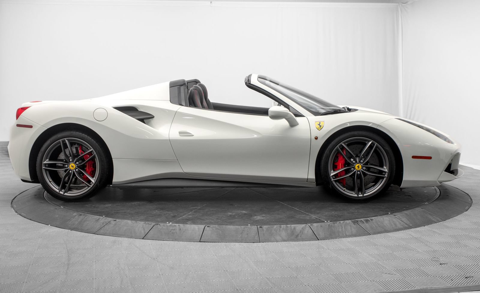 Used 2018 Ferrari 488 Spider RWD image 2