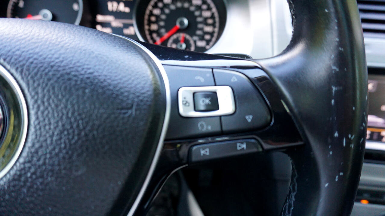 Used 2015 Volkswagen Golf S image 19