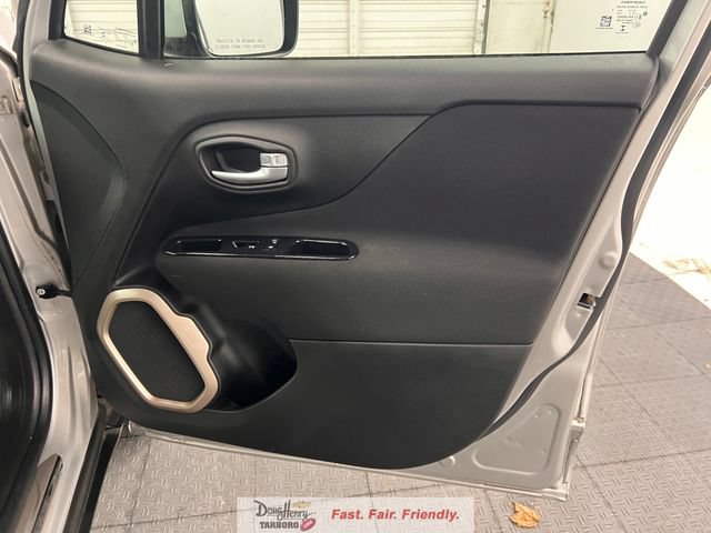 Used 2017 Jeep Renegade Latitude FWD image 39