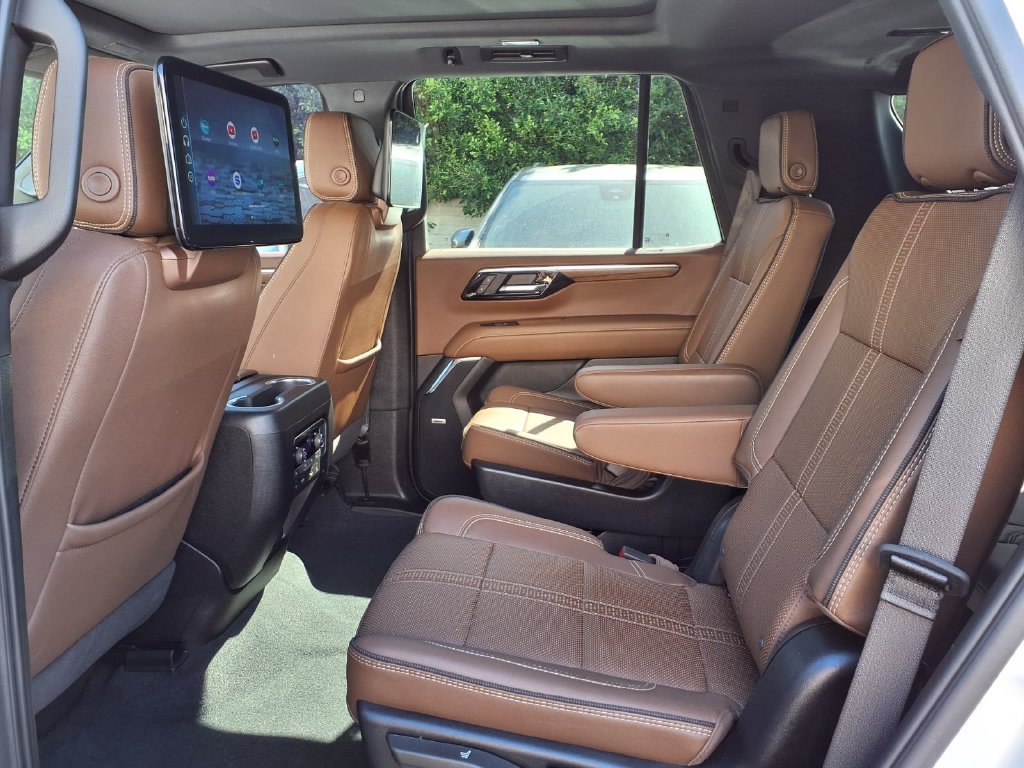 Used 2025 Chevrolet Tahoe High Country AWD/4WD image 18