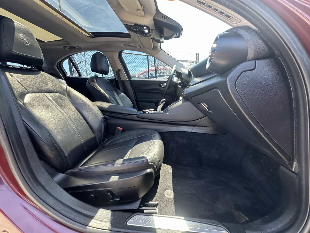 Used 2017 Alfa Romeo Giulia AWD image 30