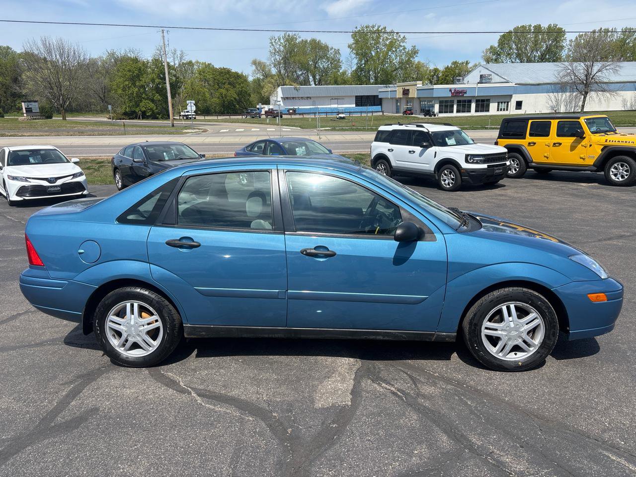 Used 2001 Ford Focus SE FWD image 2