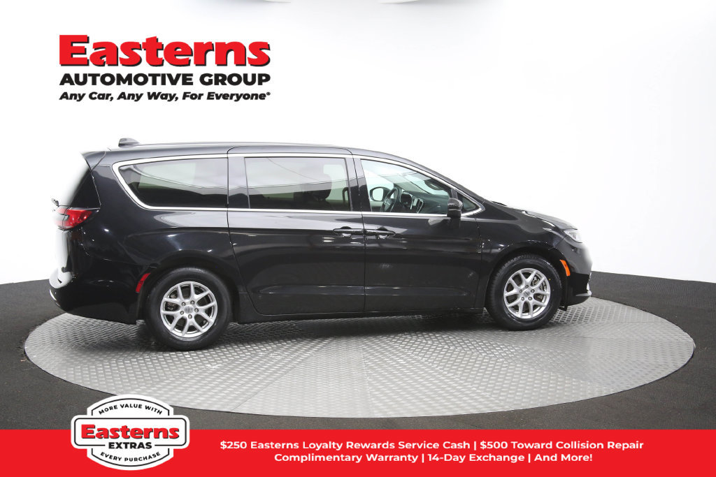 Used 2023 Chrysler Pacifica Touring-L FWD image 46