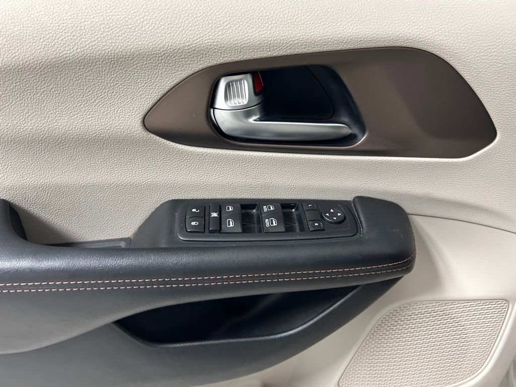 Used 2017 Chrysler Pacifica LX w/ Tire & Wheel Group FWD image 17