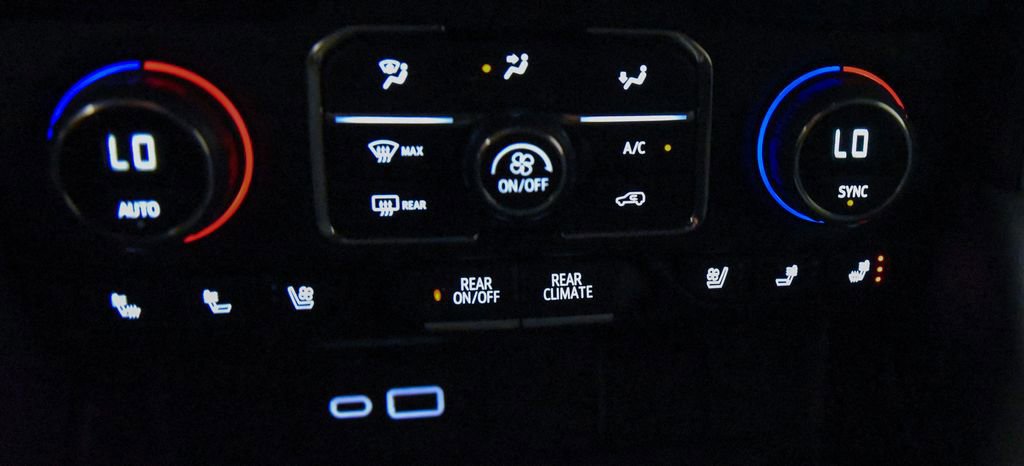 Used 2024 Chevrolet Suburban Premier AWD/4WD image 28