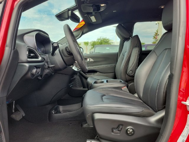 Used 2025 Chrysler Voyager LX FWD image 15