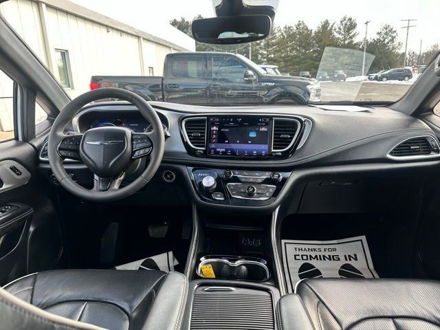 Used 2025 Chrysler Pacifica Limited FWD image 22