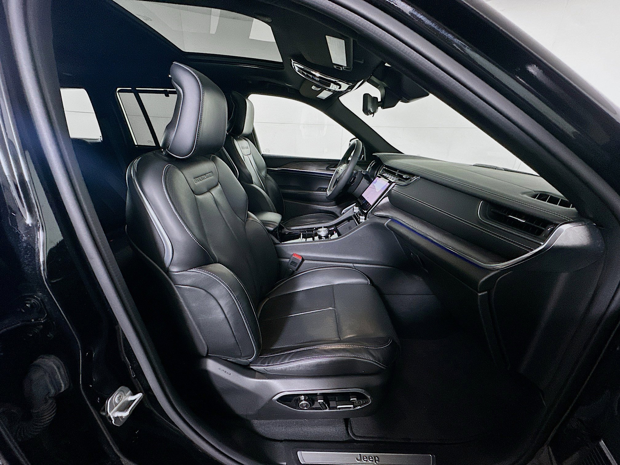 Used 2022 Jeep Grand Cherokee Overland w/ Luxury Tech Group IV image 34