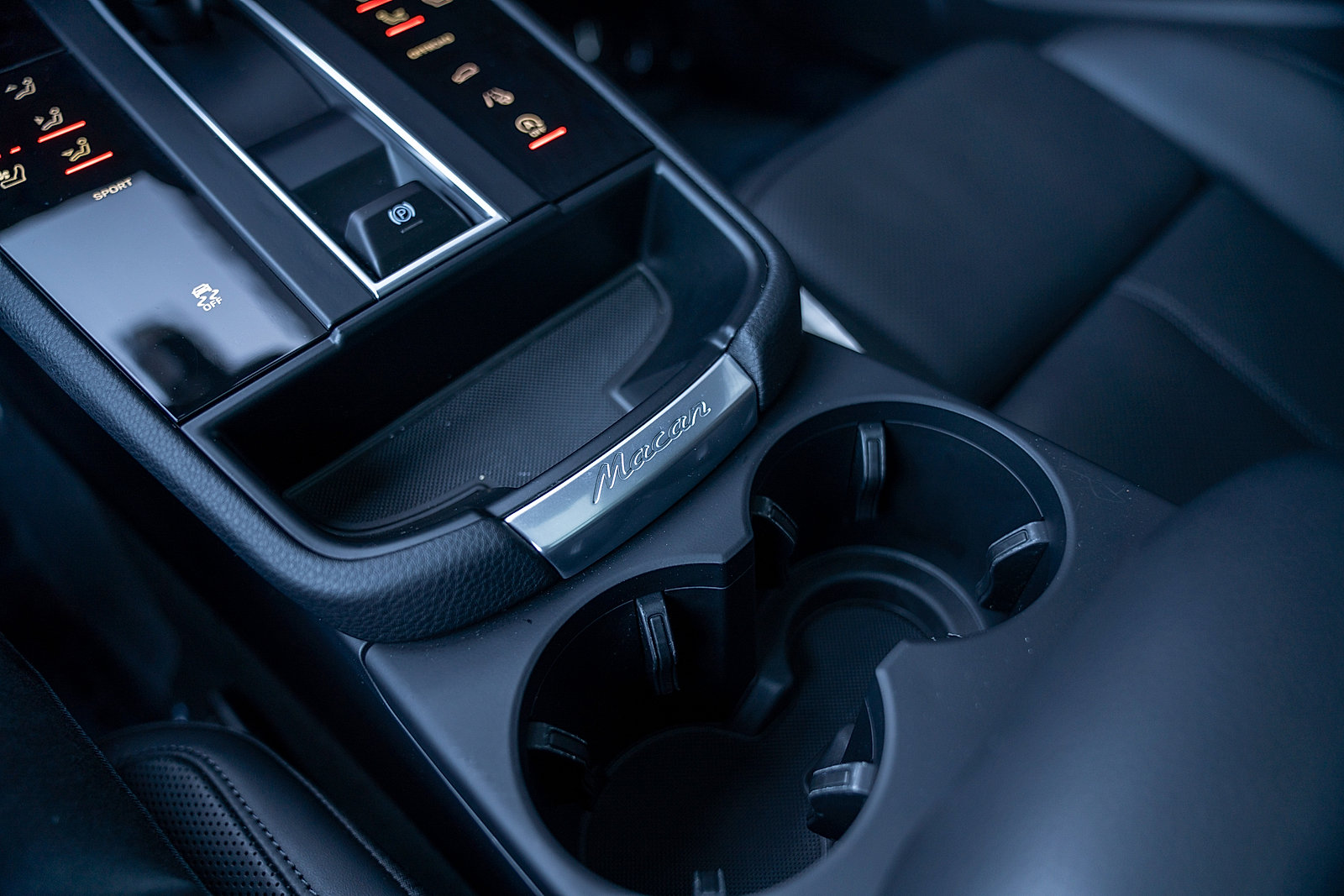 Certified 2025 Porsche Macan AWD/4WD image 15