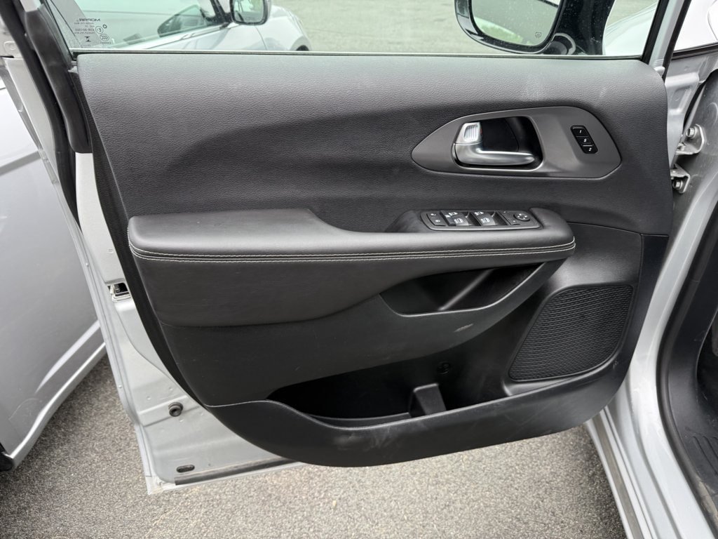 Used 2026 Chrysler Pacifica Select FWD image 18