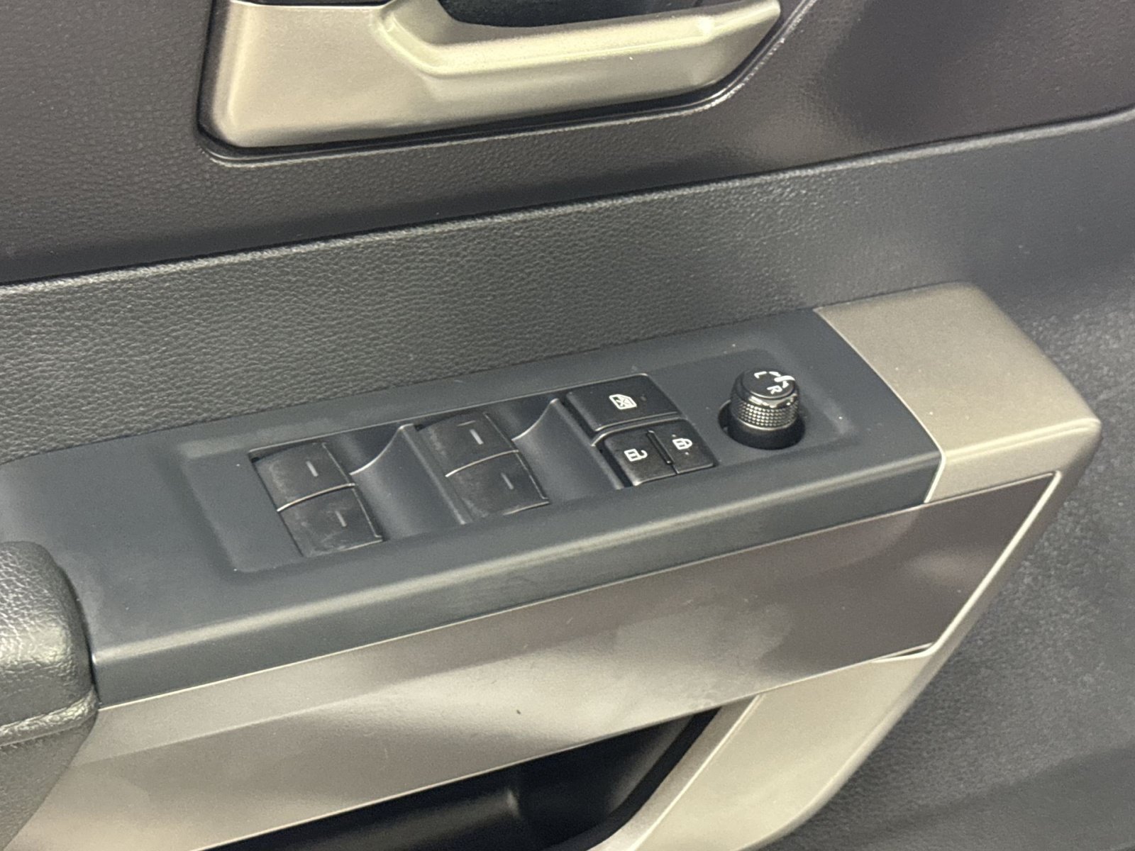 Used 2022 Toyota Tundra SR5 w/ SR5 Convenience Package AWD/4WD image 19