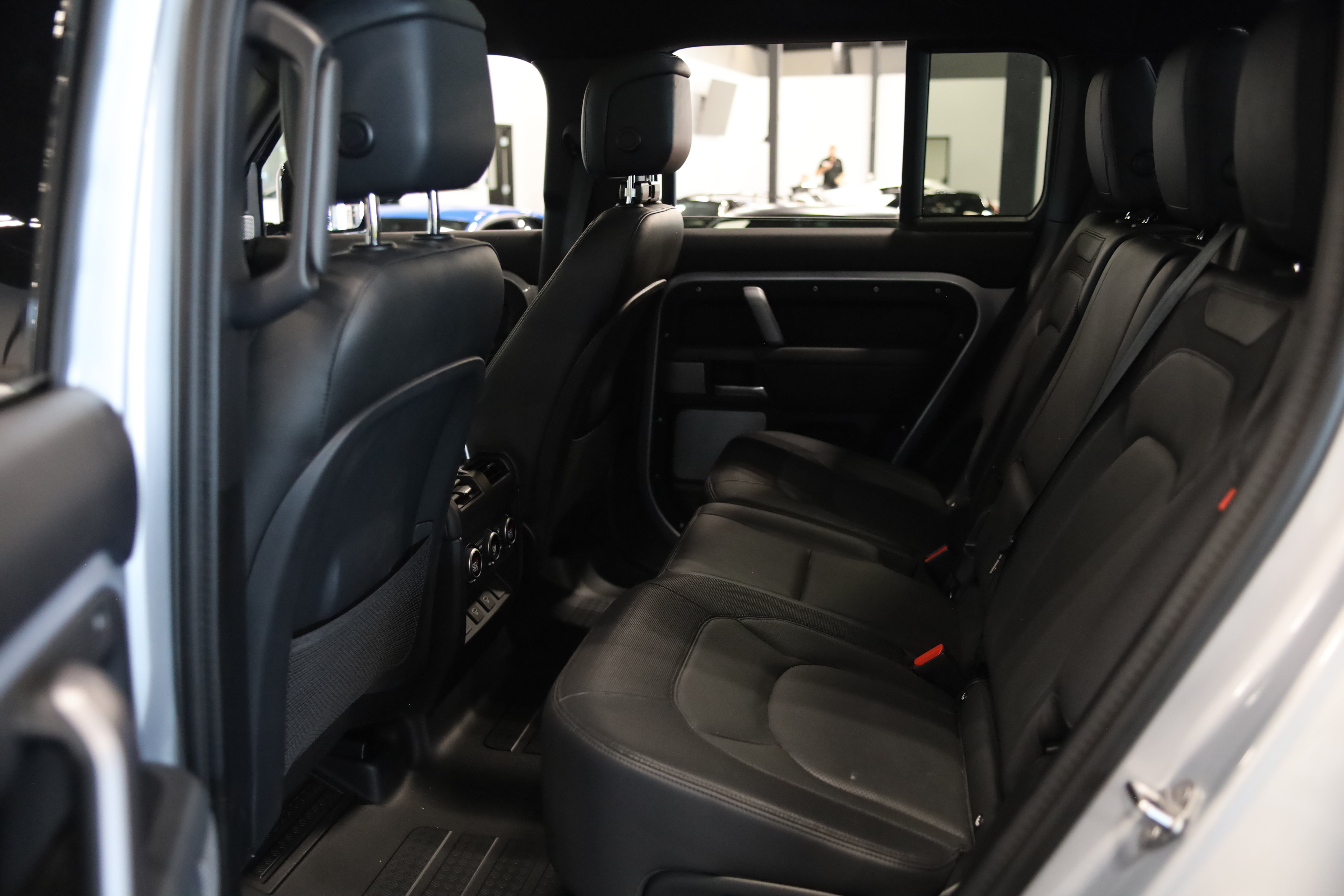 Used 2024 Land Rover Defender 130 X-Dynamic SE AWD/4WD image 33