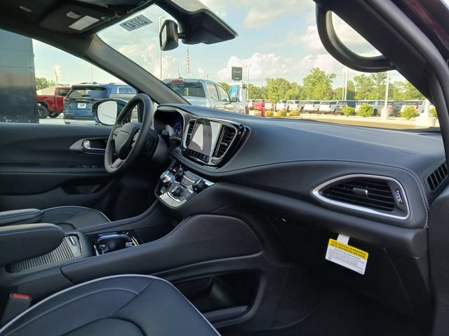 New 2027 Chrysler Pacifica Limited w/ Family Tech Group AWD/4WD image 16
