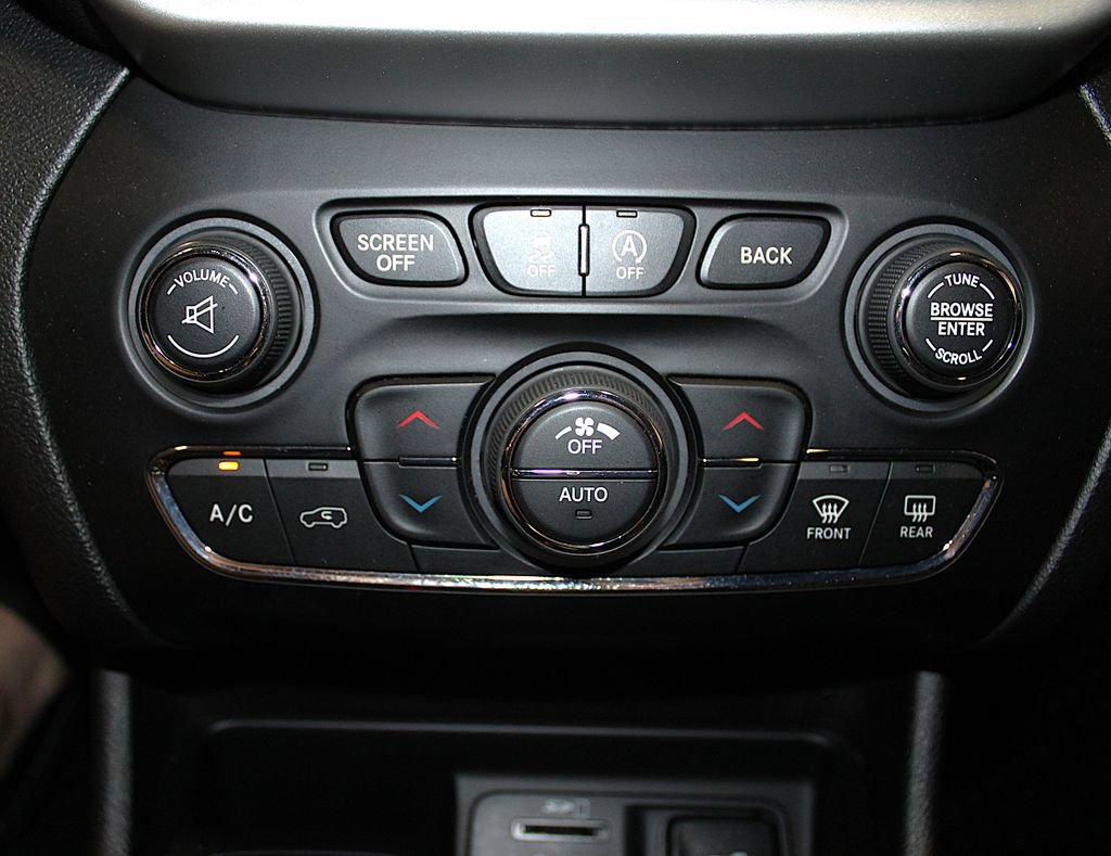 Certified 2017 Jeep Cherokee Trailhawk w/ Comfort/Convenience Group AWD/4WD image 21