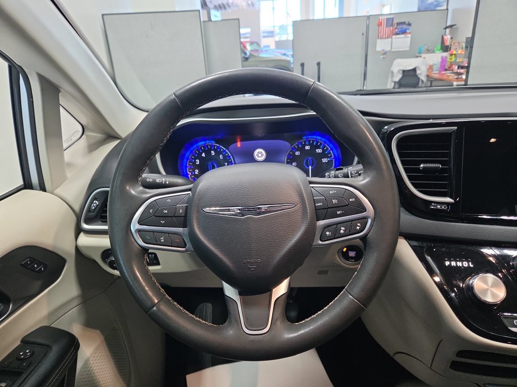 Used 2023 Chrysler Pacifica Touring-L FWD image 25