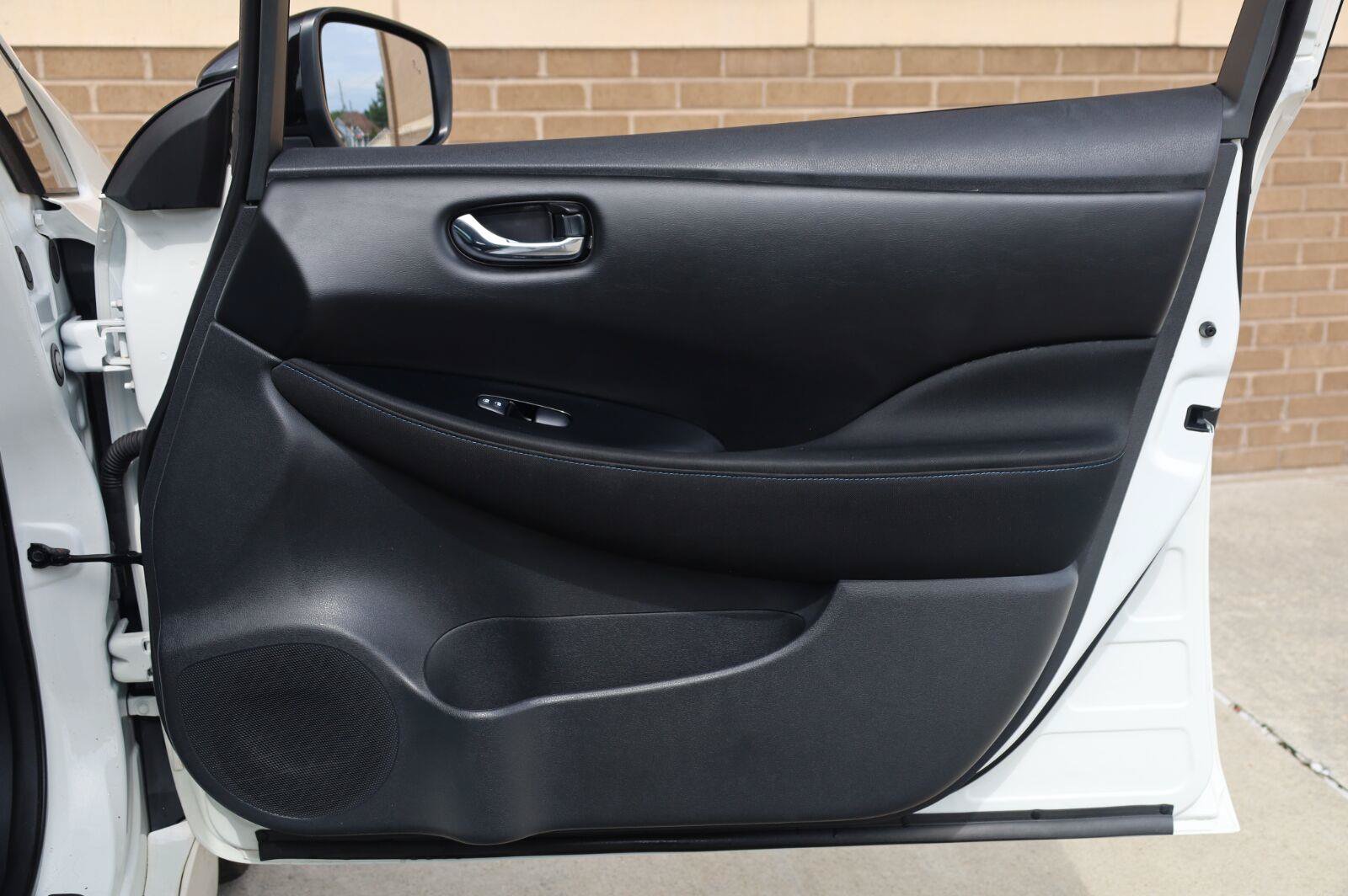 Used 2018 Nissan Leaf SV w/ SV Technology Package FWD image 22