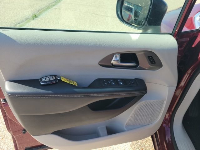 Used 2023 Chrysler Pacifica Touring-L FWD image 15