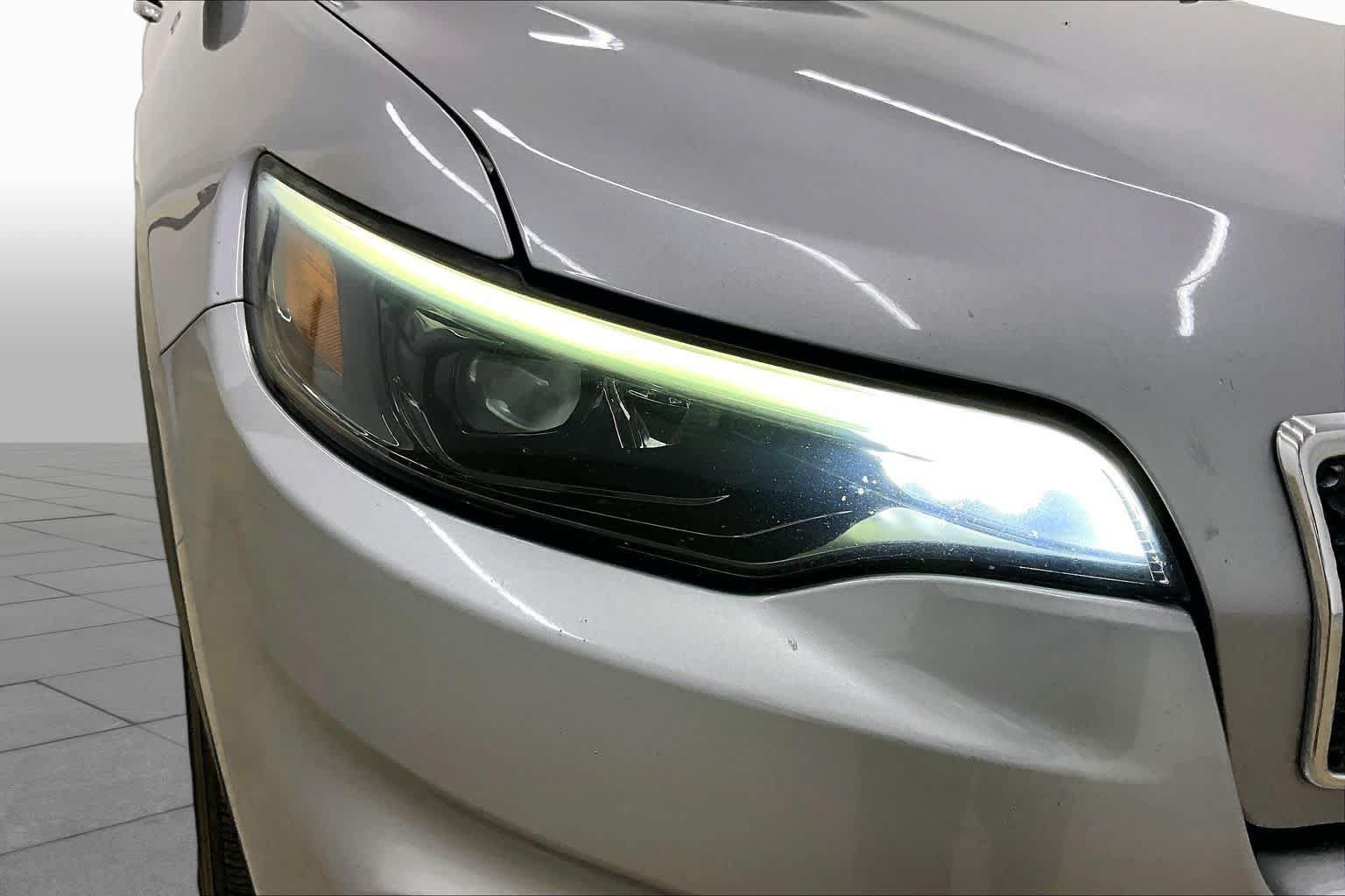 Used 2019 Jeep Cherokee Latitude w/ Cold Weather Group AWD/4WD image 27