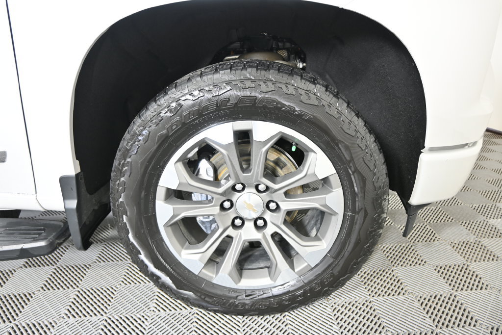 Used 2024 Chevrolet Silverado 1500 High Country w/ Technology Package AWD/4WD image 12