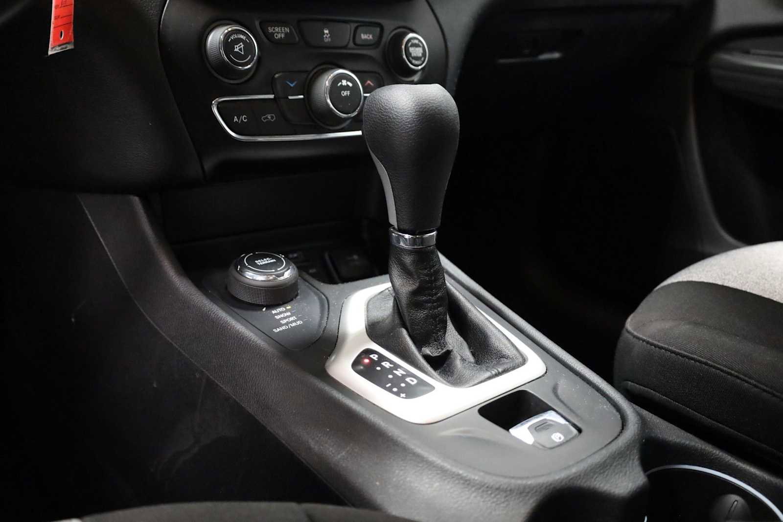 Used 2014 Jeep Cherokee Latitude image 25