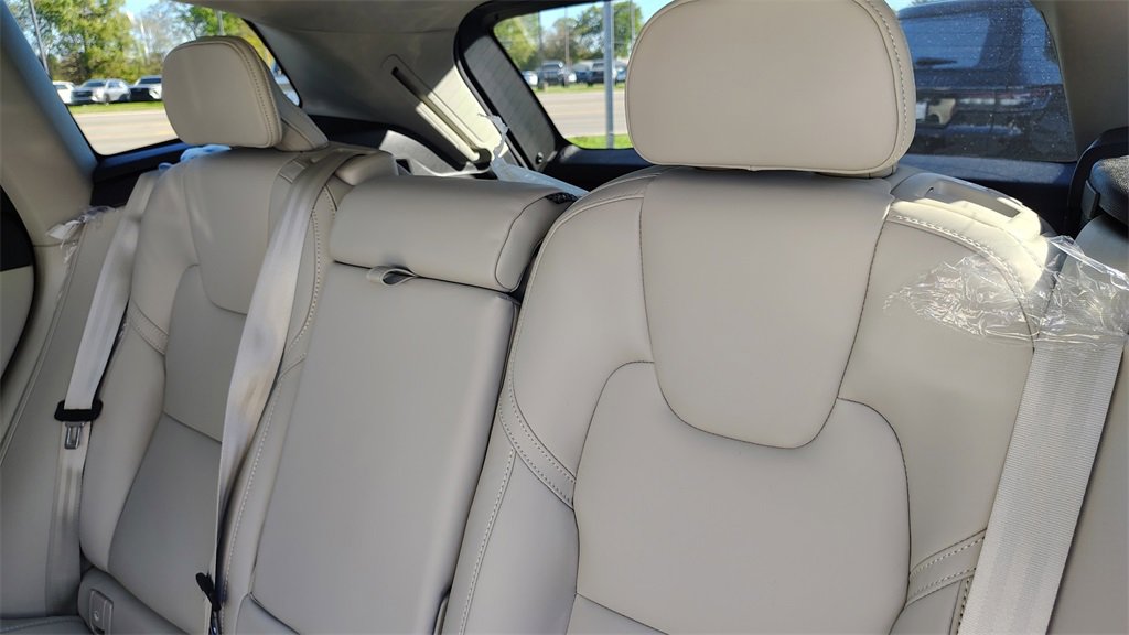Used 2026 Volvo XC60 B5 Ultra w/ Climate Package PRO image 27