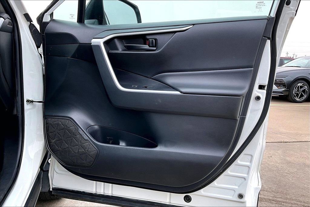 Used 2022 Toyota RAV4 LE image 22
