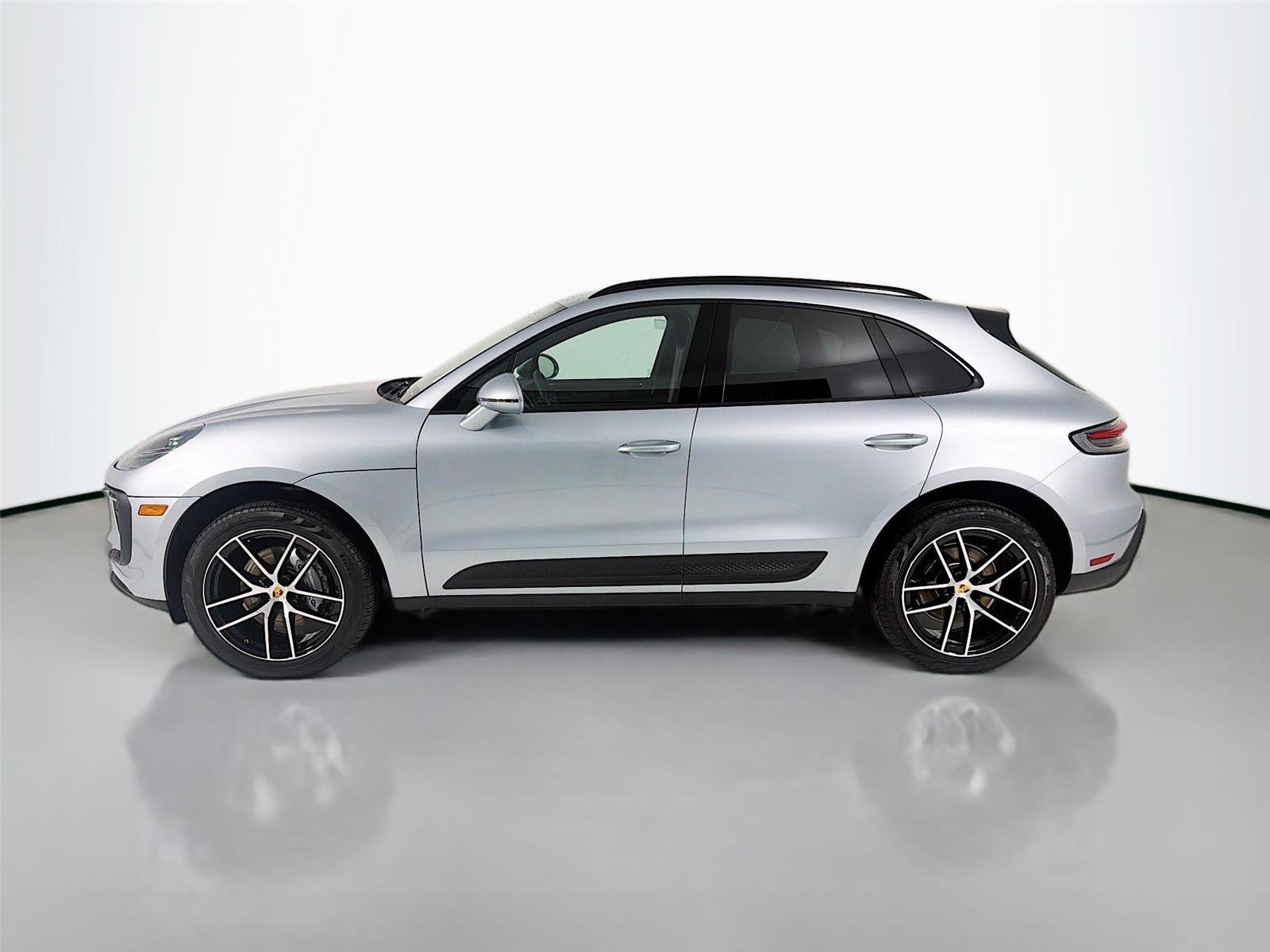Certified 2025 Porsche Macan image 2
