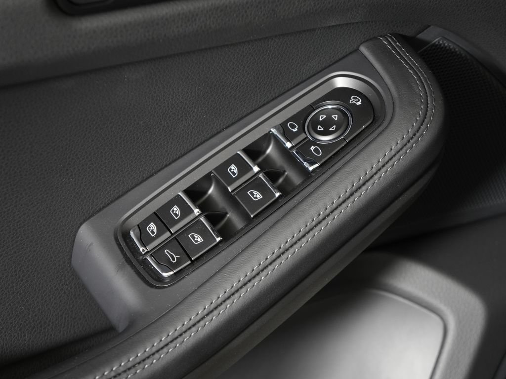 Certified 2026 Porsche Macan Turbo AWD/4WD image 16