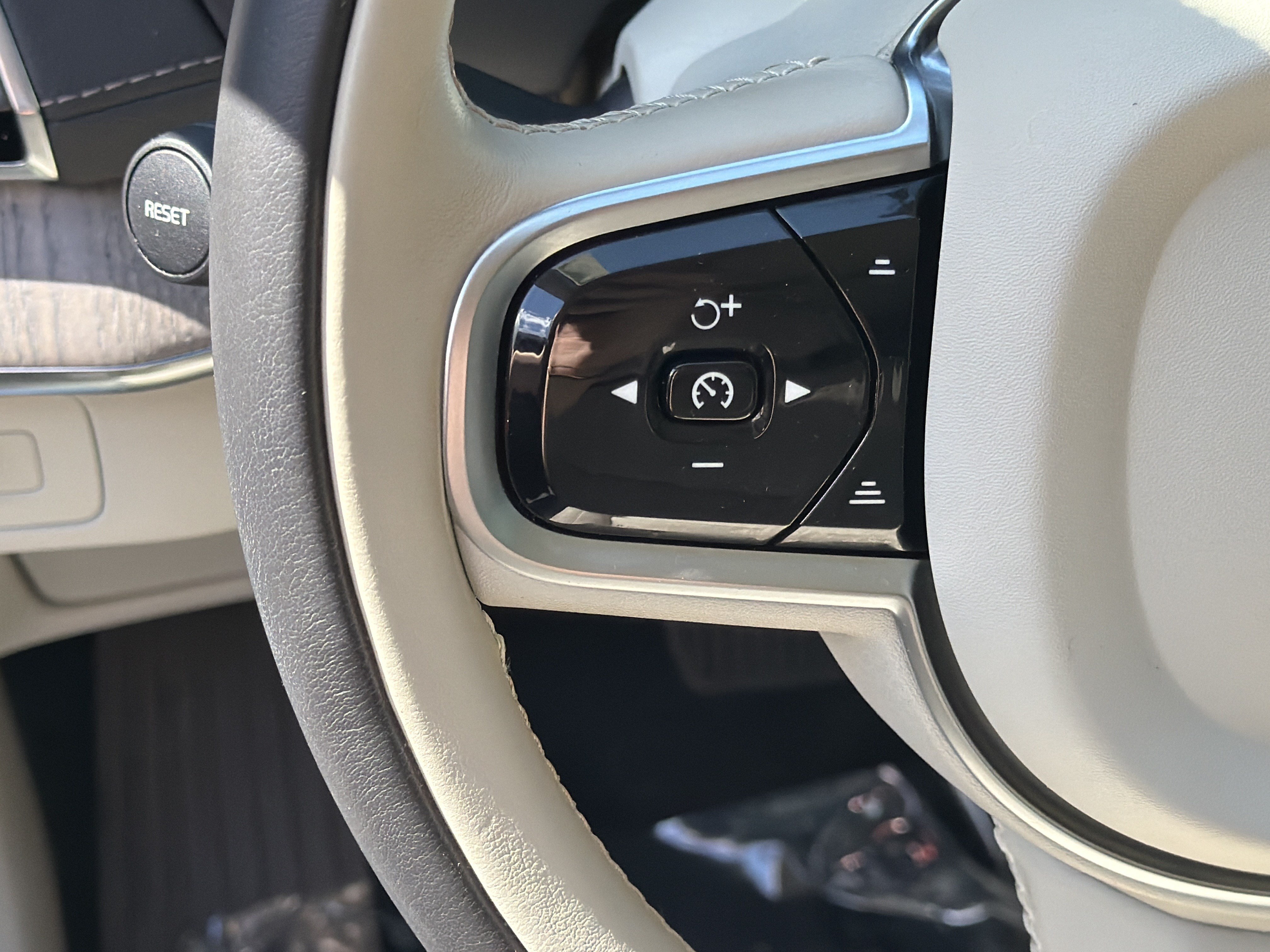 Certified 2024 Volvo XC90 T8 Ultimate w/ Protection Package Premier AWD/4WD image 19