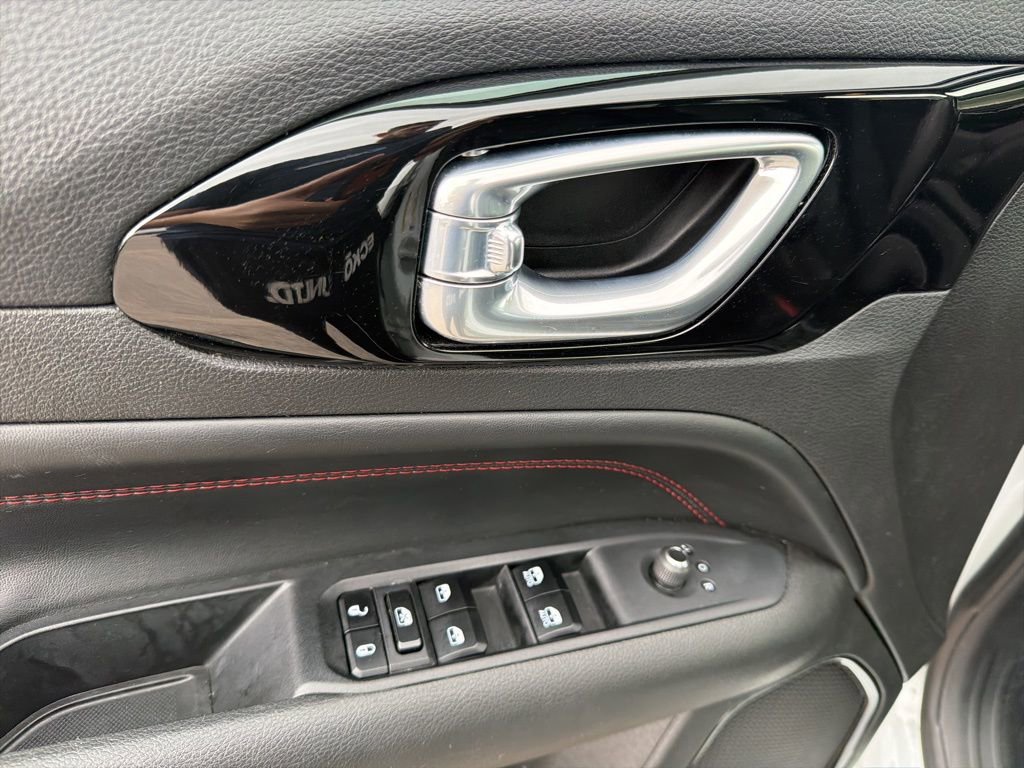 Used 2023 Jeep Compass Trailhawk image 13