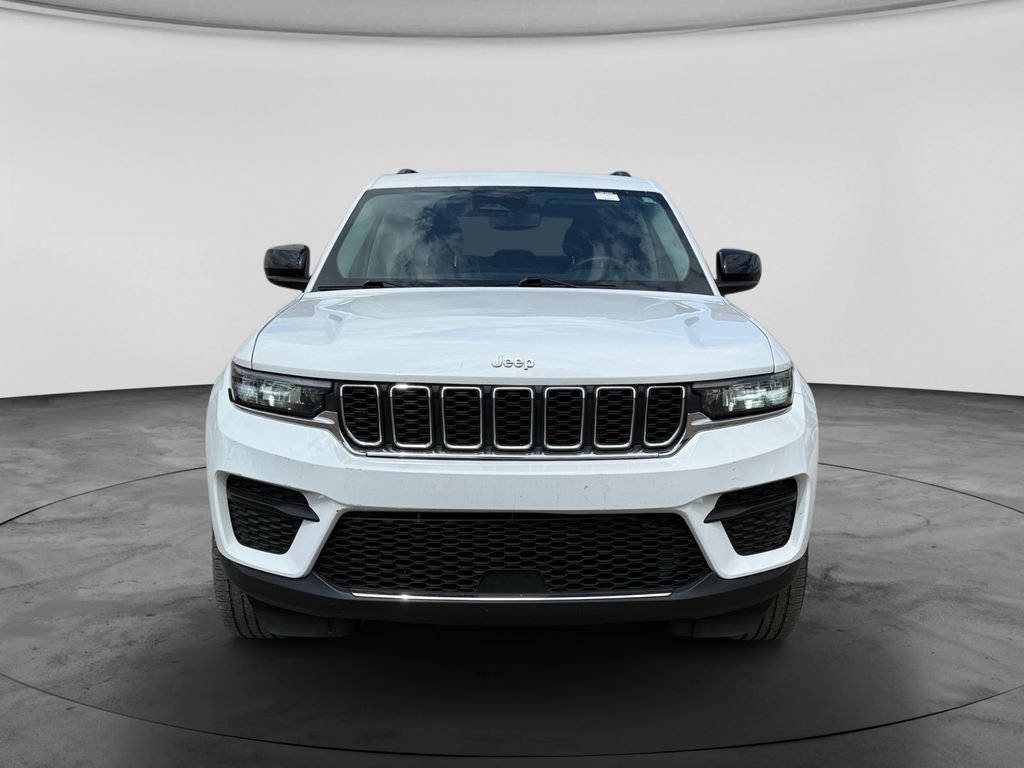 Used 2024 Jeep Grand Cherokee Laredo RWD image 4