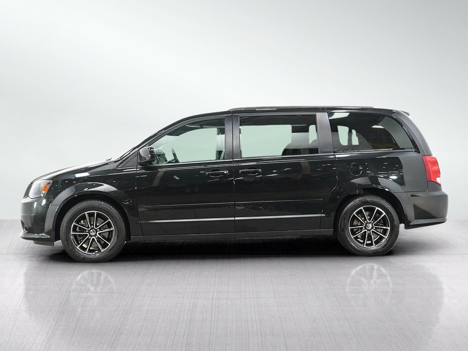 Used 2016 Dodge Grand Caravan R/T FWD image 2