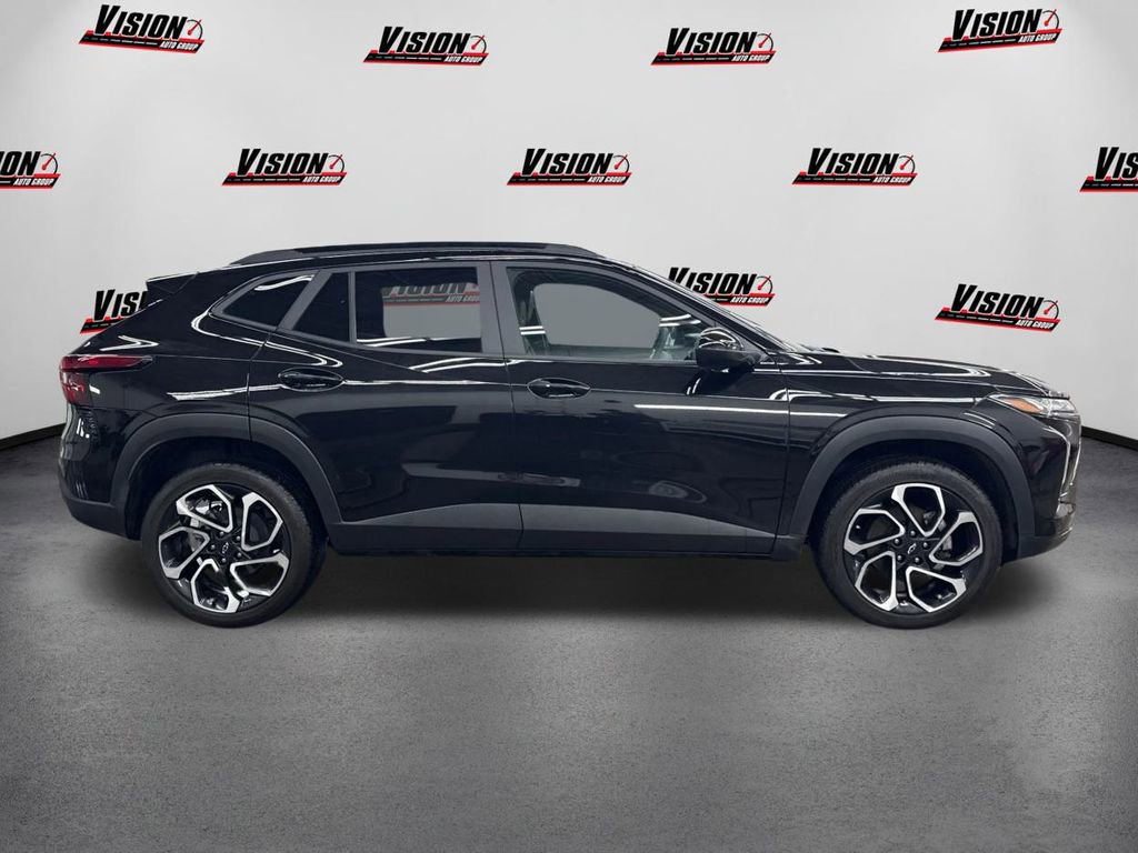 Used 2025 Chevrolet Trax RS image 4