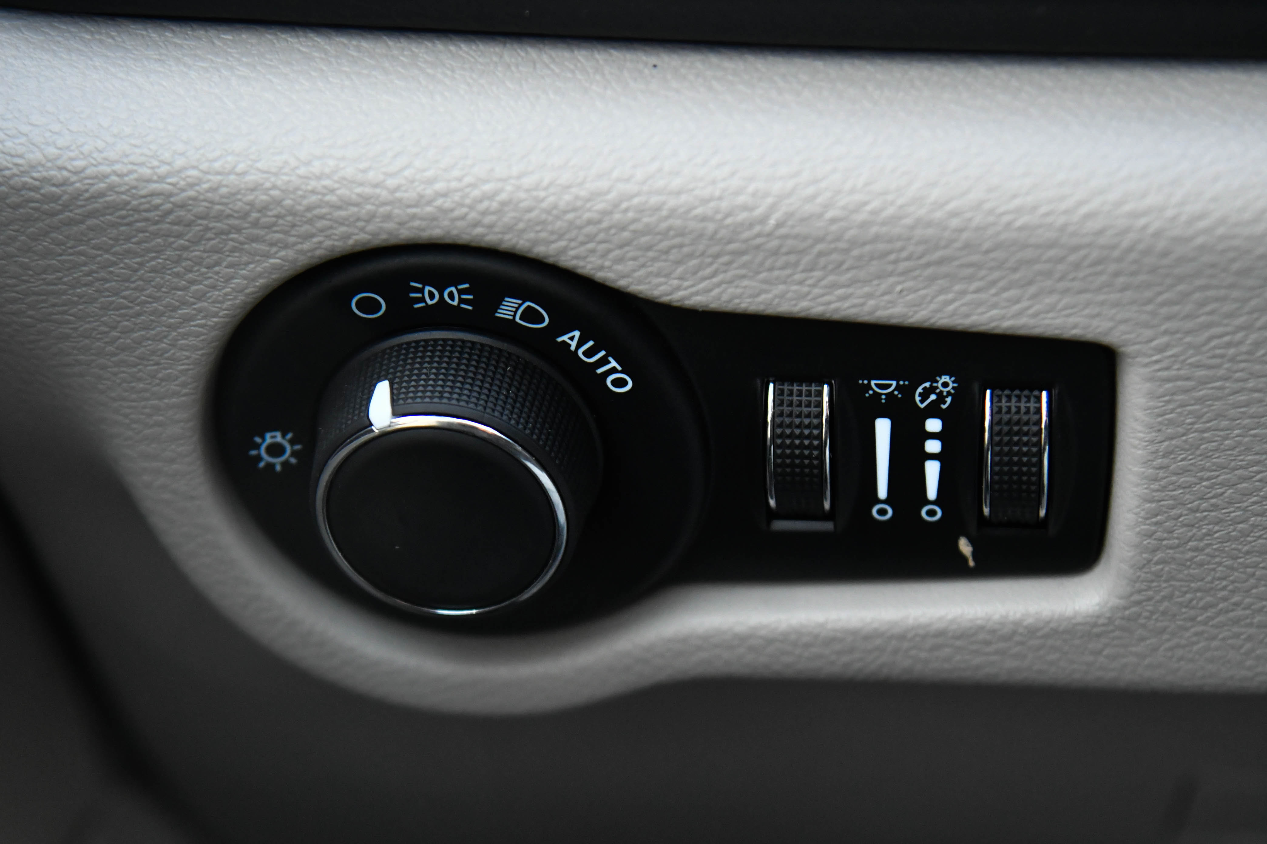 Used 2023 Chrysler Voyager LX FWD image 34