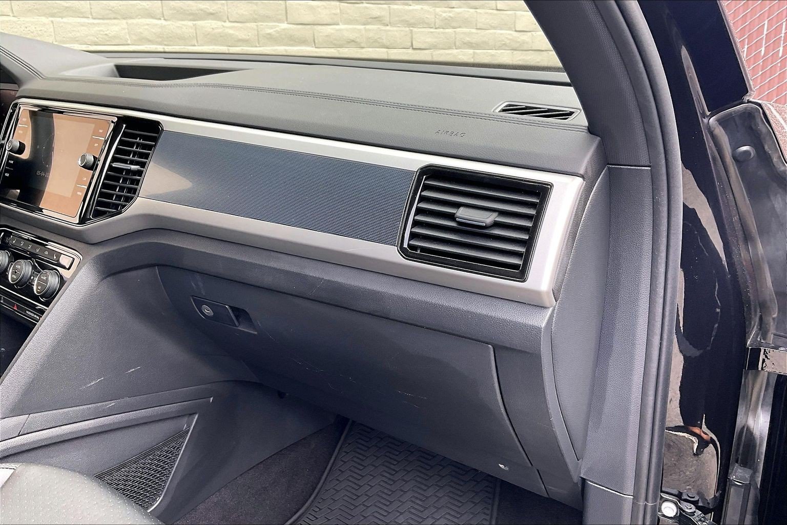 Certified 2022 Volkswagen Atlas Cross Sport SEL R-Line AWD/4WD image 16