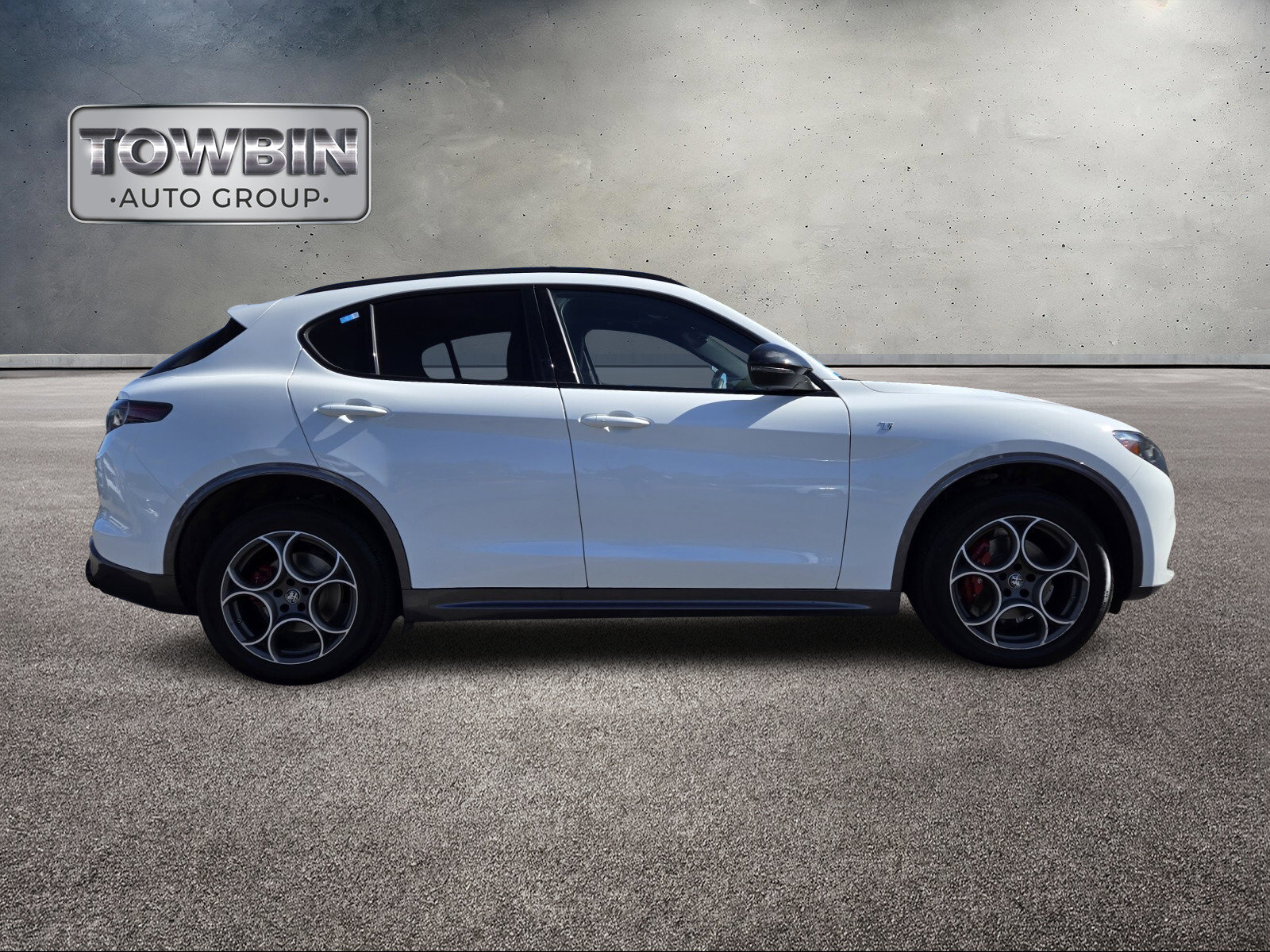 Used 2024 Alfa Romeo Stelvio Ti image 3