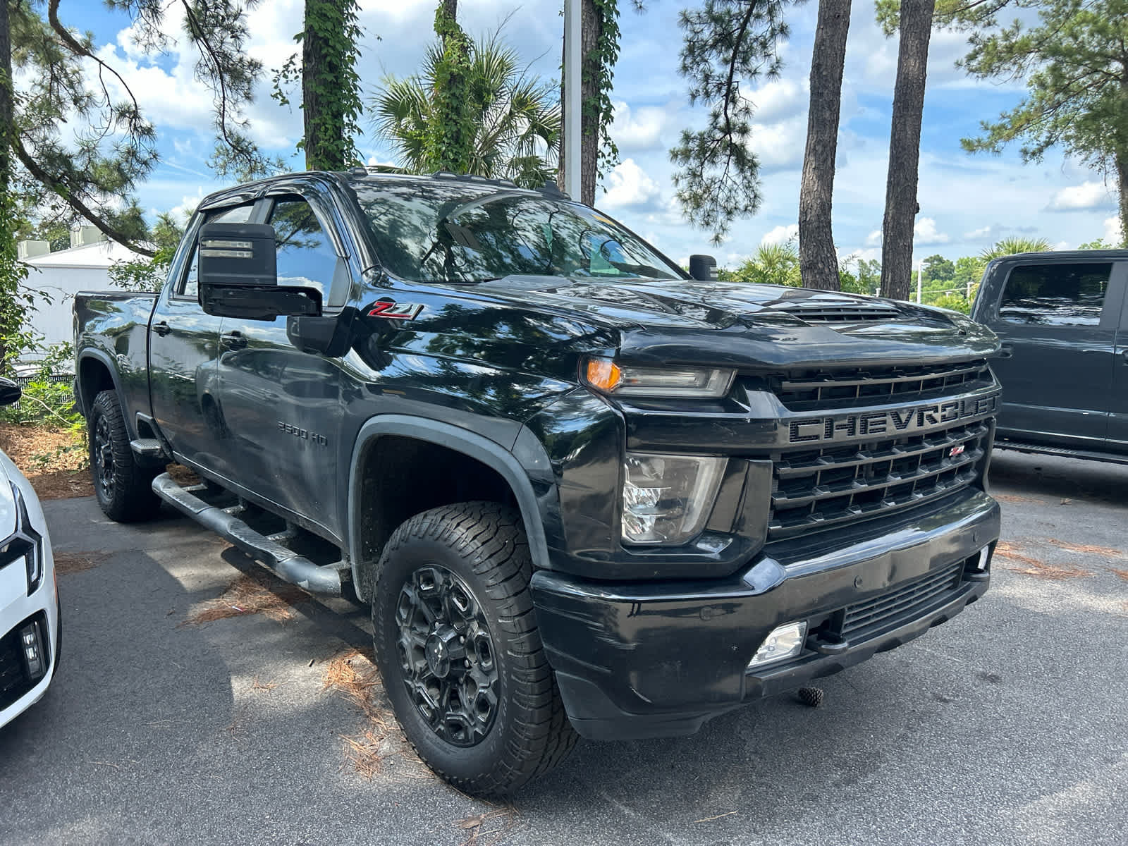 Used 2021 Chevrolet Silverado 2500 LT w/ Midnight Edition AWD/4WD image 3