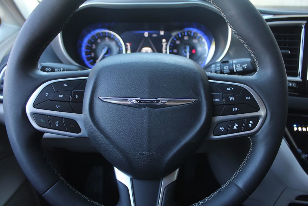 Used 2023 Chrysler Pacifica Touring-L FWD image 21