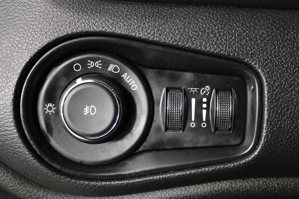 Used 2017 Jeep Renegade Altitude FWD image 22
