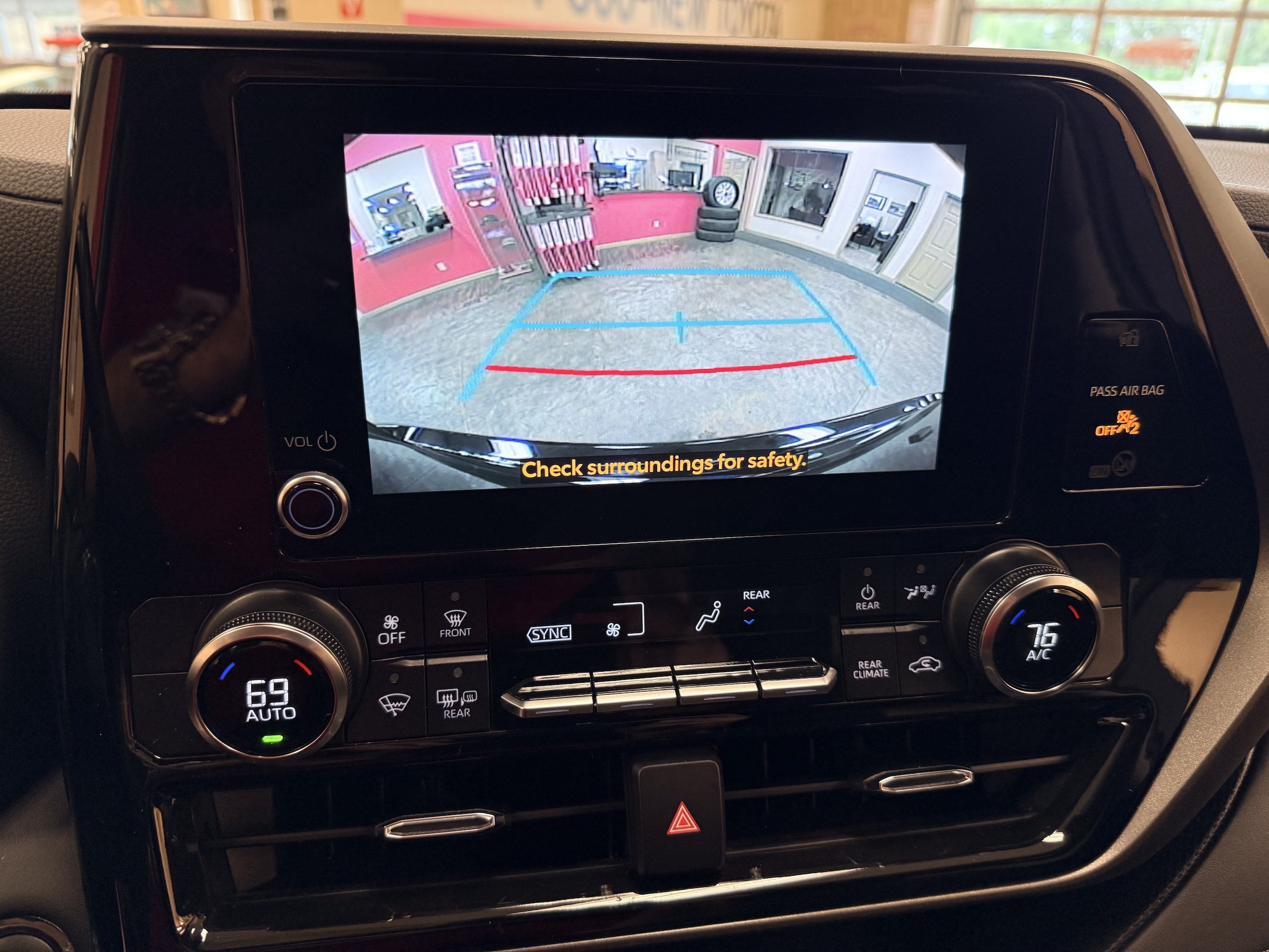 Used 2023 Toyota Highlander LE AWD/4WD image 47
