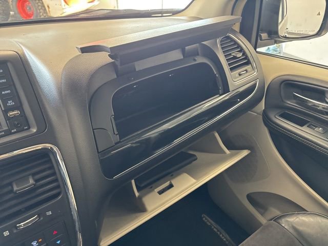 Used 2014 Chrysler Town & Country Touring-L FWD image 42