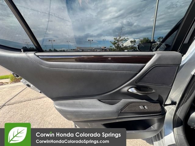Used 2019 Lexus ES 300h w/ Accessory Package FWD image 28