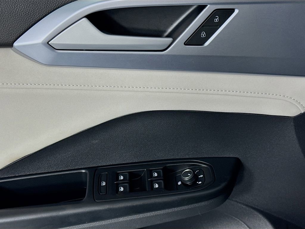 Used 2025 Volkswagen Taos SE image 22