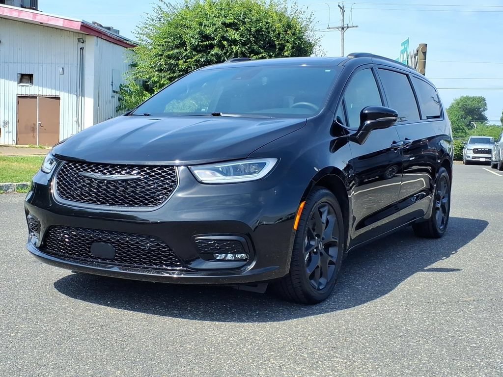 Certified 2025 Chrysler Pacifica Limited FWD image 3
