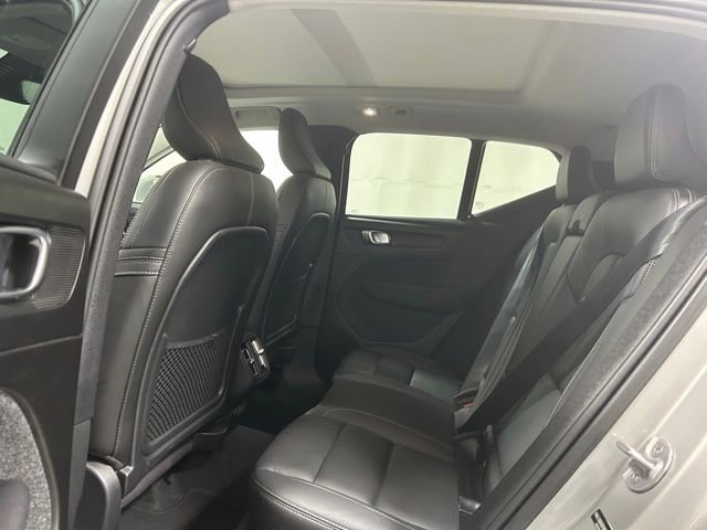 Used 2025 Volvo XC40 B5 Plus image 13