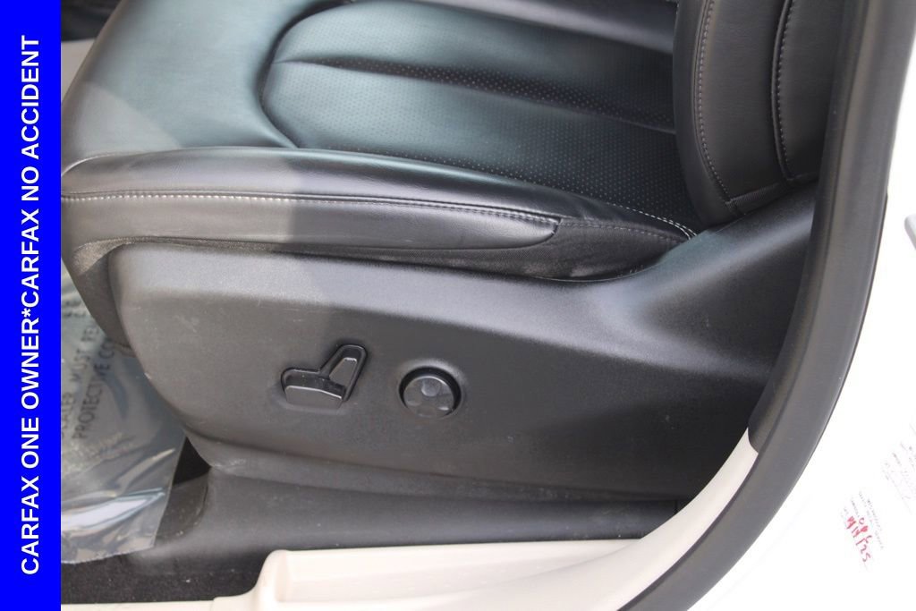 Used 2023 Chrysler Pacifica Touring-L image 15