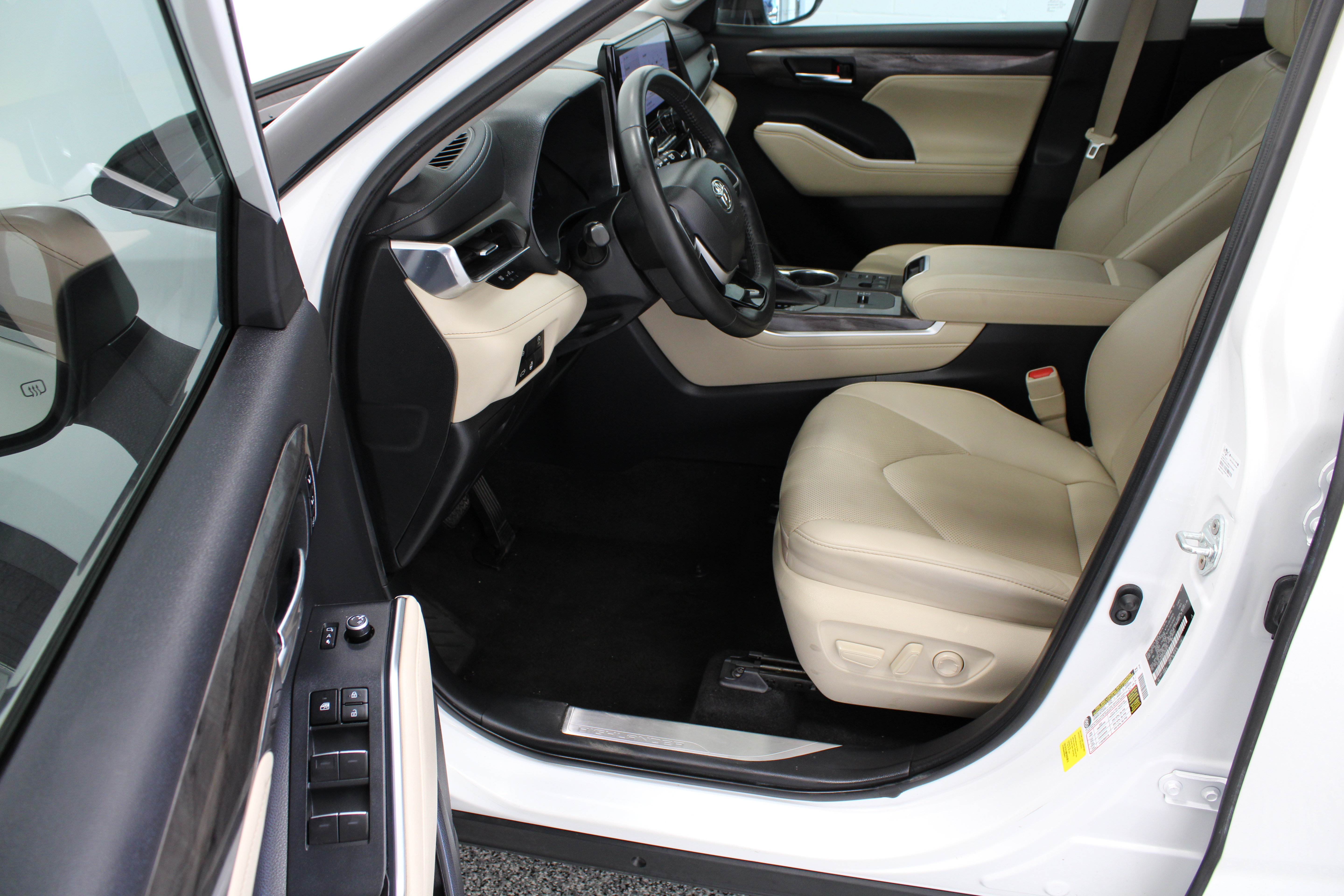 Used 2023 Toyota Highlander Limited FWD image 14