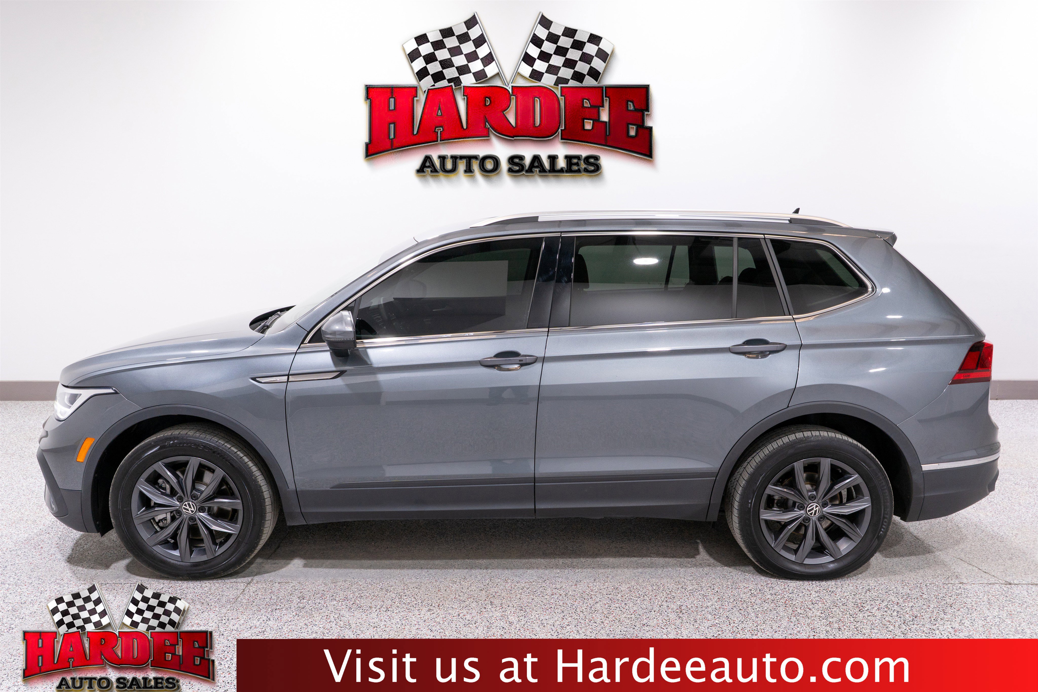 Used 2023 Volkswagen Tiguan SE image 1