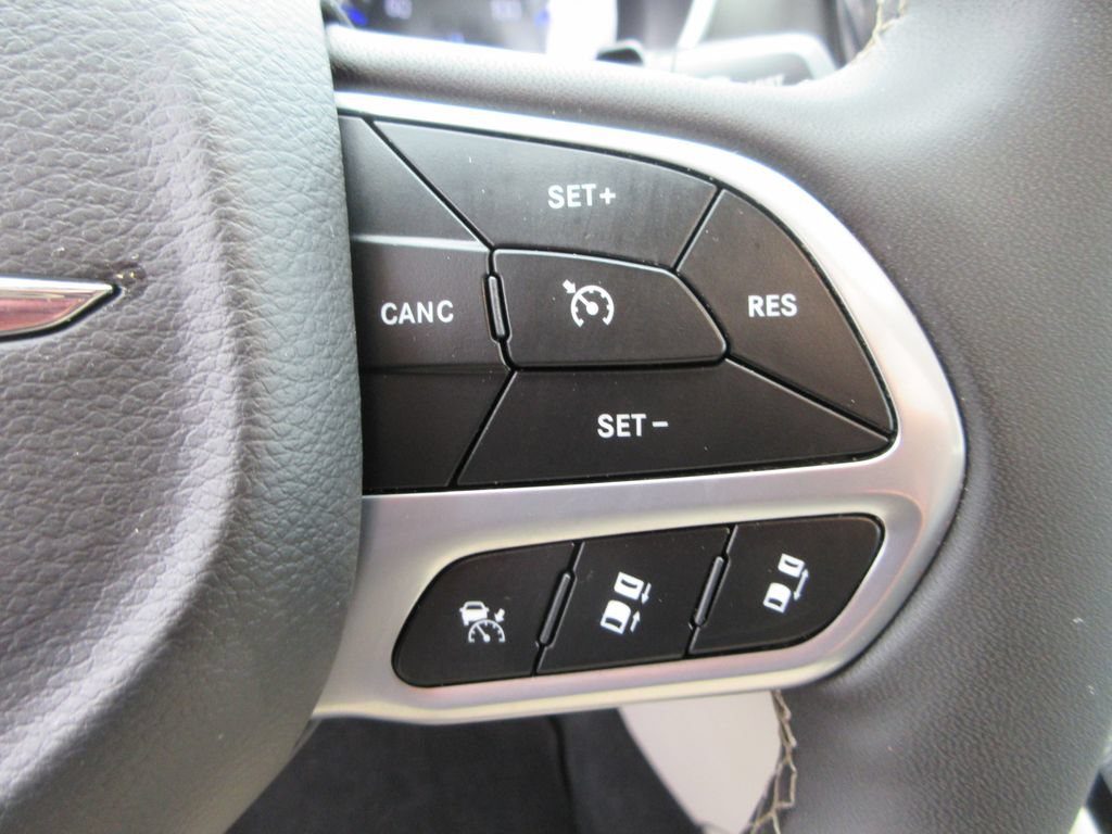 Used 2023 Chrysler Pacifica Touring-L FWD image 26