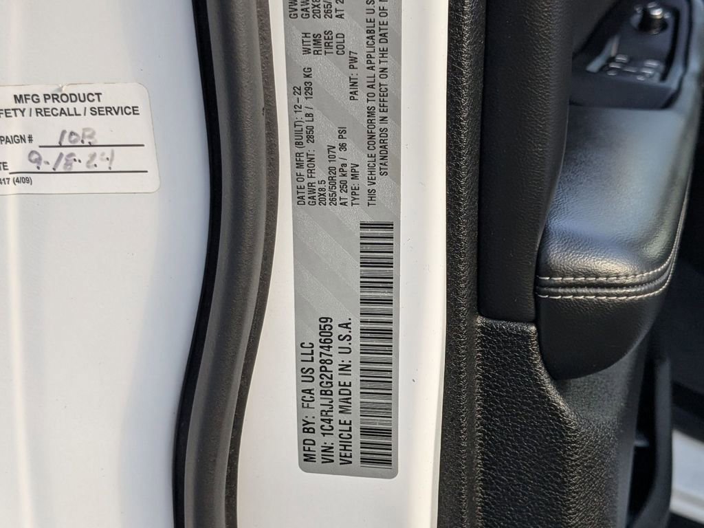 Used 2023 Jeep Grand Cherokee L Limited w/ Black Appearance Package image 32